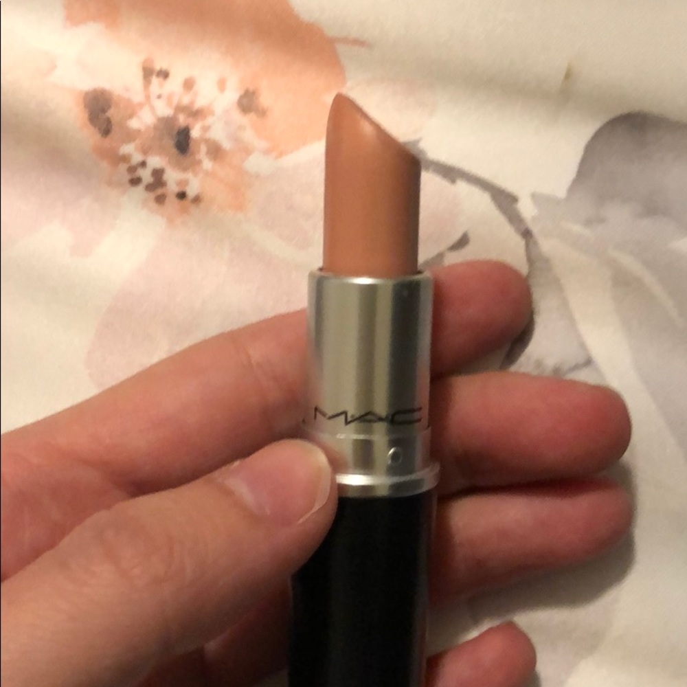 MAC Cremesheen Lipstick in shade Creme D’nude